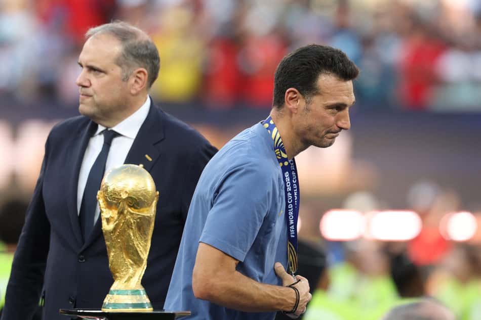 Técnico da Argentina, Scaloni passa pelo troféu da Copa do Mundo após vice para a Espanha