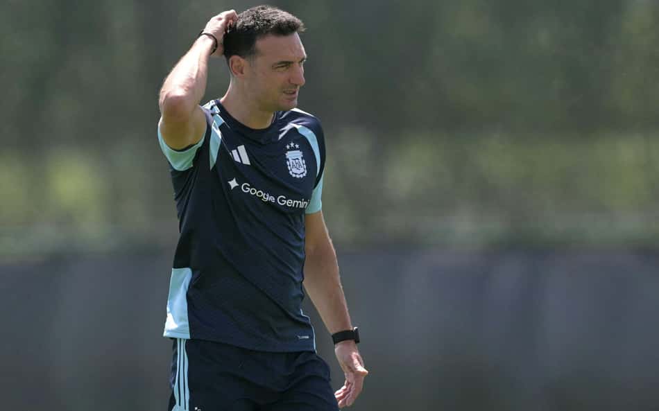 Técnico da Argentina, Scaloni põe a mão na cabeça durante treino visando o jogo contra Cabo Verde