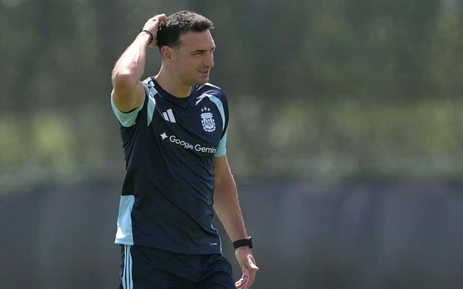Técnico da Argentina, Scaloni põe a mão na cabeça durante treino visando o jogo contra Cabo Verde