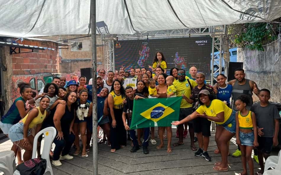 Telão para ver o jogo do Brasil no Morro da Formiga (Foto: Arquivo pessoal)