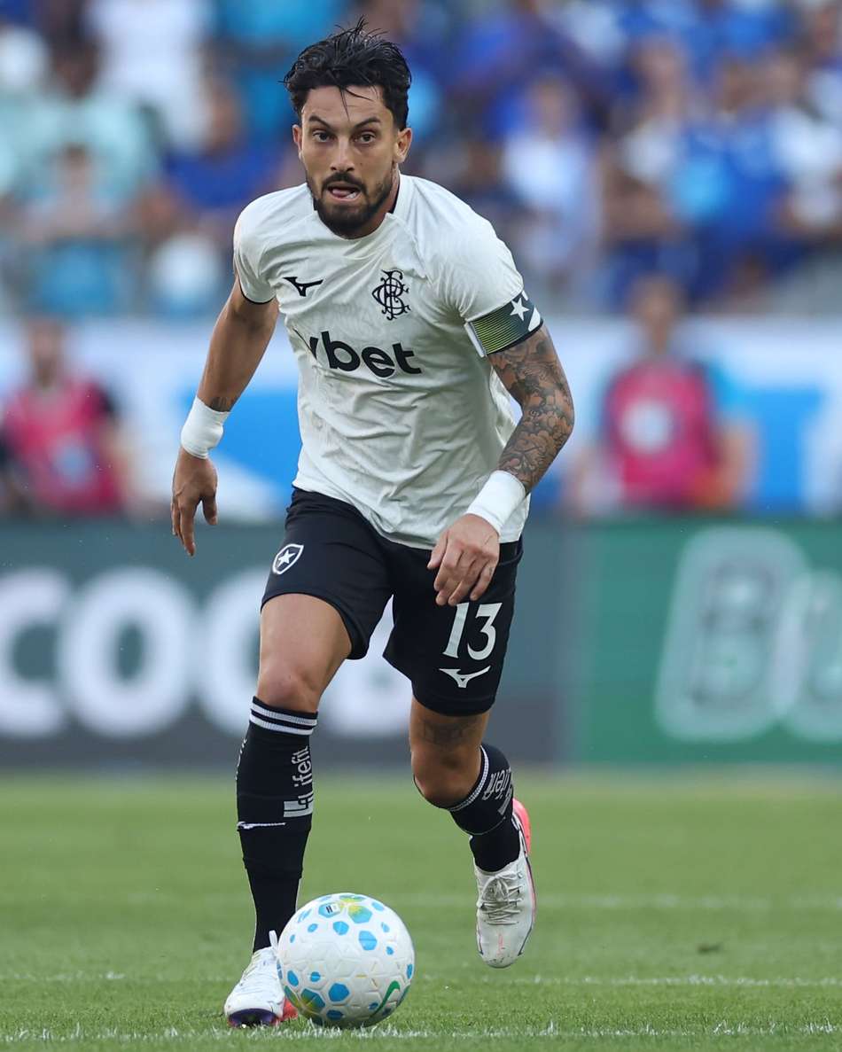 Alex Telles cobrou escanteio que originou gol do Botafogo