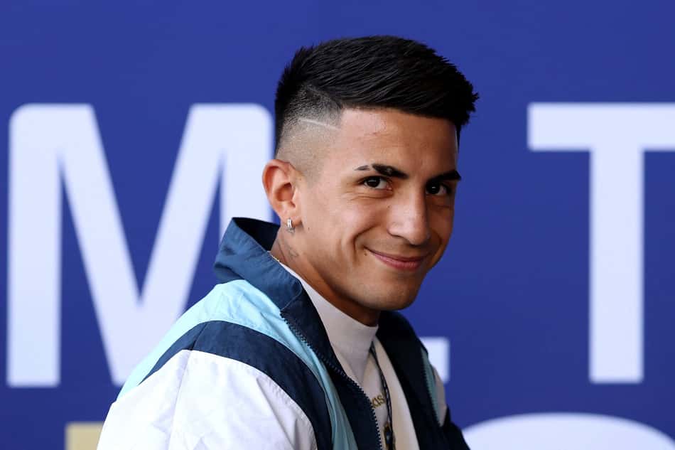 Almada sorrindo