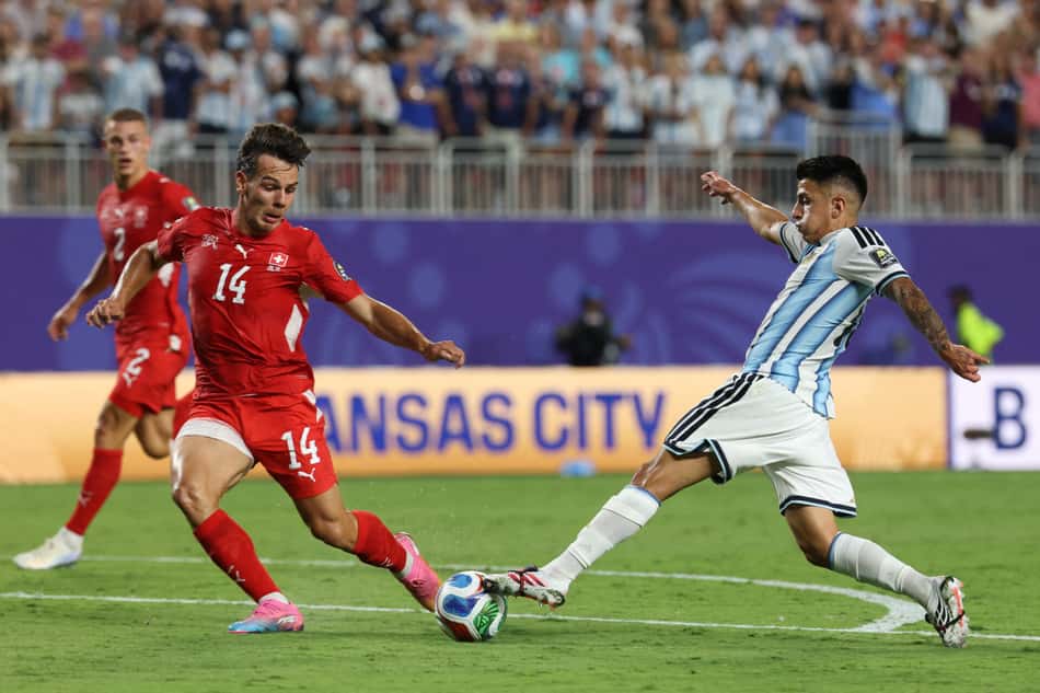 Thiago Almada dribla Jashari na vitória da Argentina sobre a Suíça na Copa do Mundo