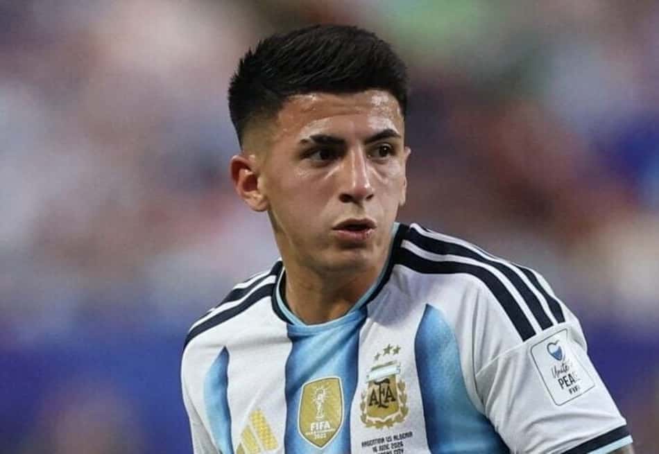 Thiago Almada em ação pela Argentina contra a Argélia na estreia da Copa do Mundo