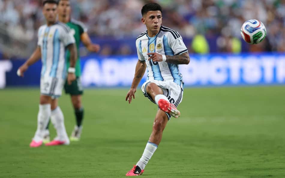 Thiago Almada em ação pela Argentina contra a Argélia na estreia da Copa do Mundo