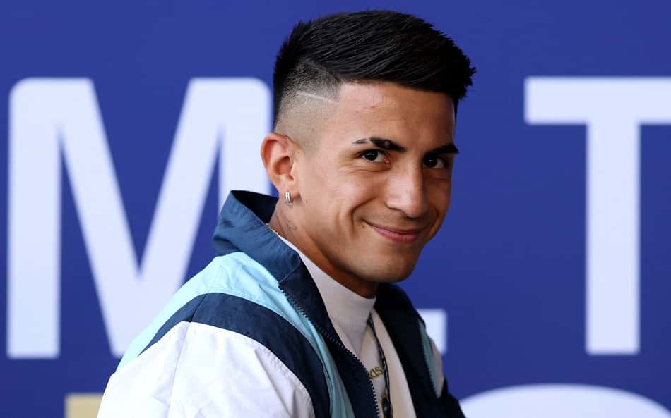 Almada sorrindo