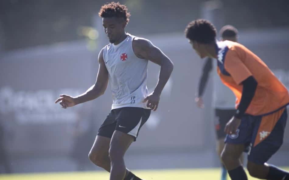 Thiago Mendes durante jogo-treino contra o Olaria