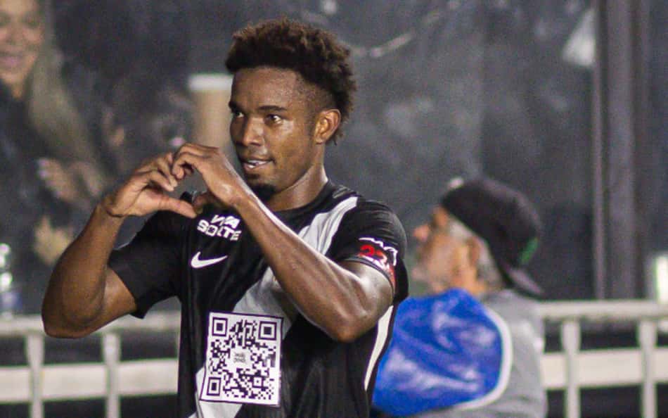 Thiago Mendes comemora gol marcado pelo Vasco contra o Ahtletico-PR
