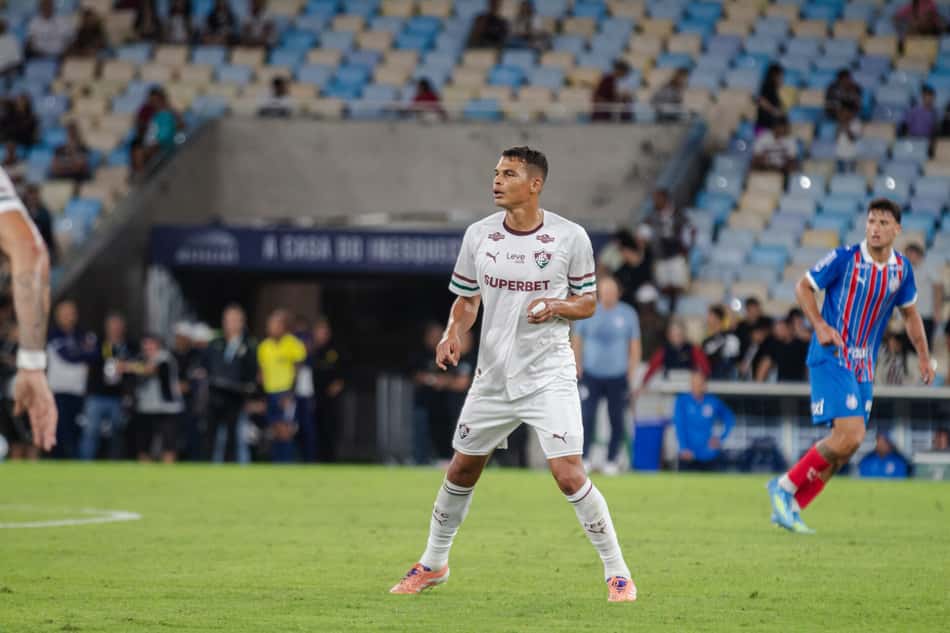 Thiago Silva em ação com uniforme branco do Fluminense no Maracanã
