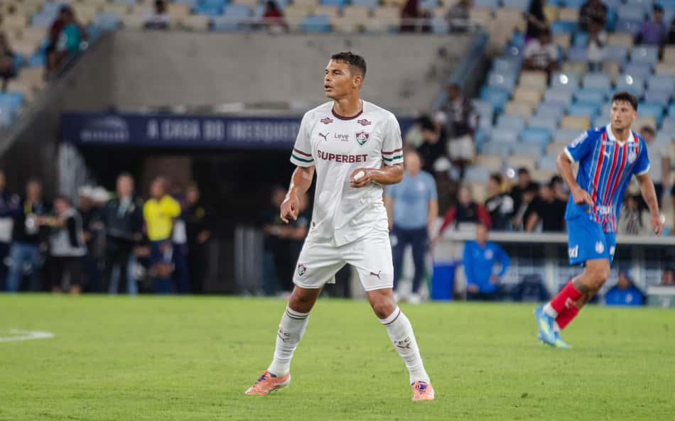 Thiago Silva em ação com uniforme branco do Fluminense no Maracanã