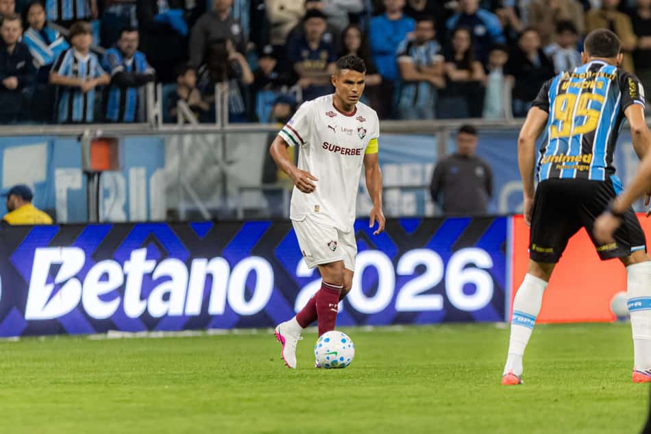 Thiago Silva em ação pelo Fluminense diante do Grêmio