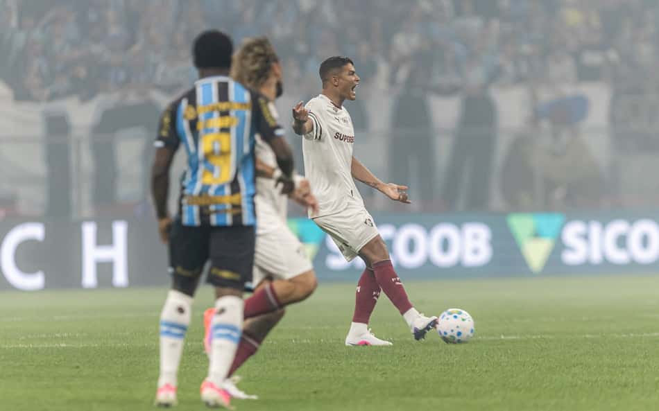 Apesar de Thiago Silva, Fluminense volta a sofrer defensivamente