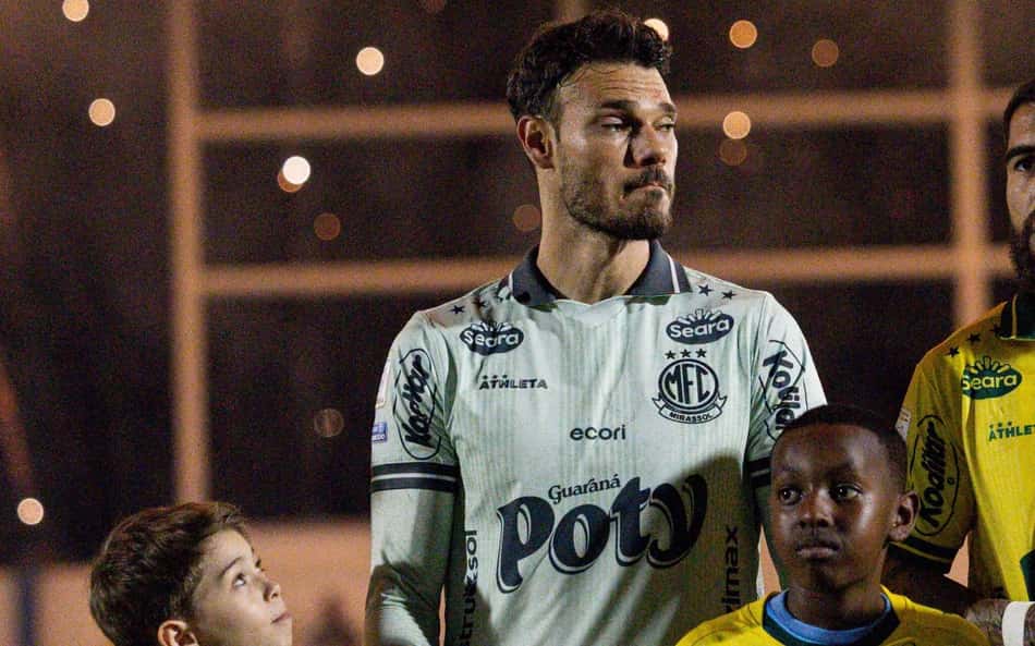 Thomazella ao lado de seu filho e outra criança na entrada dos times antes do jogo