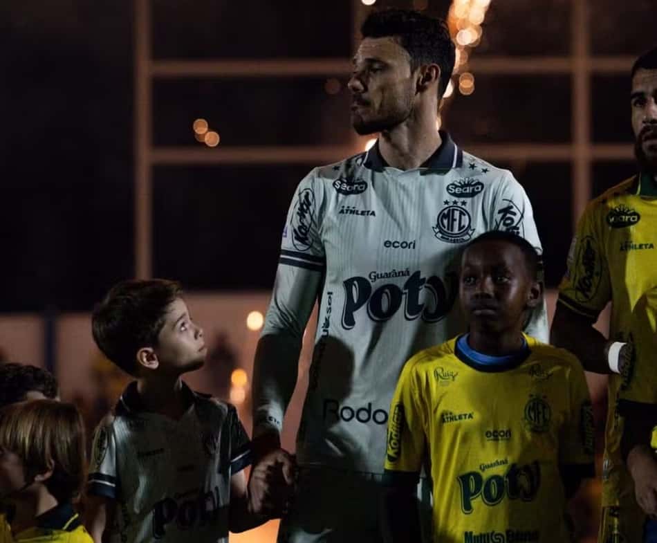 Thomazella ao lado de seu filho e outra criança na entrada dos times antes do jogo