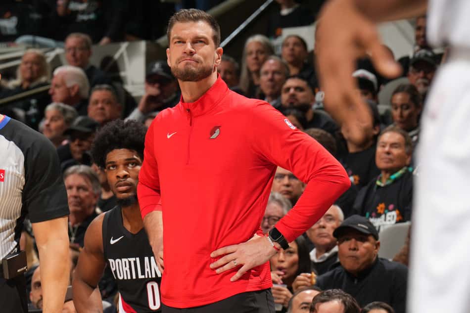 Tiago Splitter observa durante o jogo 2 entre Portland Trail Blazers e San Antonio Spurs pelos playoffs da NBA.