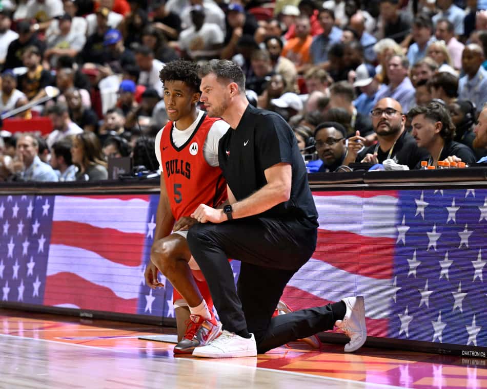 O técnico Tiago Splitter e o jogador do Chicago Bulls, Dailyn Swain (nº 05), observam a partida contra o Memphis Grizzlies, no Thomas &amp; Mack Center, em Las Vegas, Nevada (Foto: David Dow / Nbae / Getty Images / Getty Images via Afp)