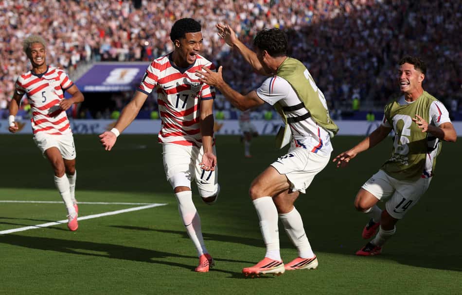 Tillman comemora com seus companheiros o gol marcado pelos Estados Unidos sobre a Bósnia na Copa do Mundo