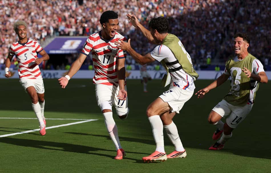 Tillman comemora com seus companheiros o gol marcado pelos Estados Unidos sobre a Bósnia na Copa do Mundo