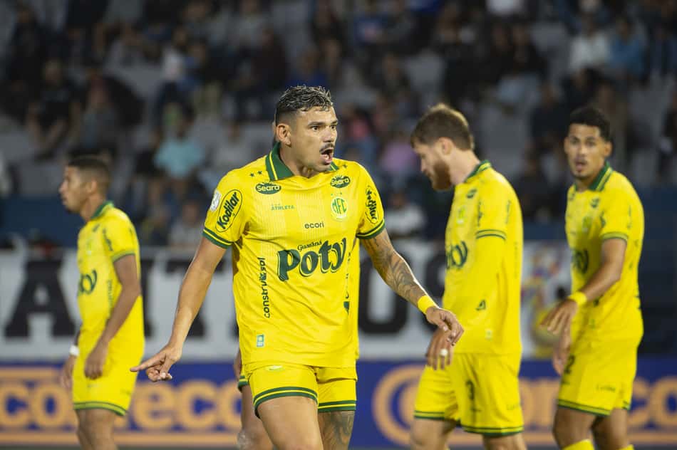 Tiquinho durante partida do Mirassol