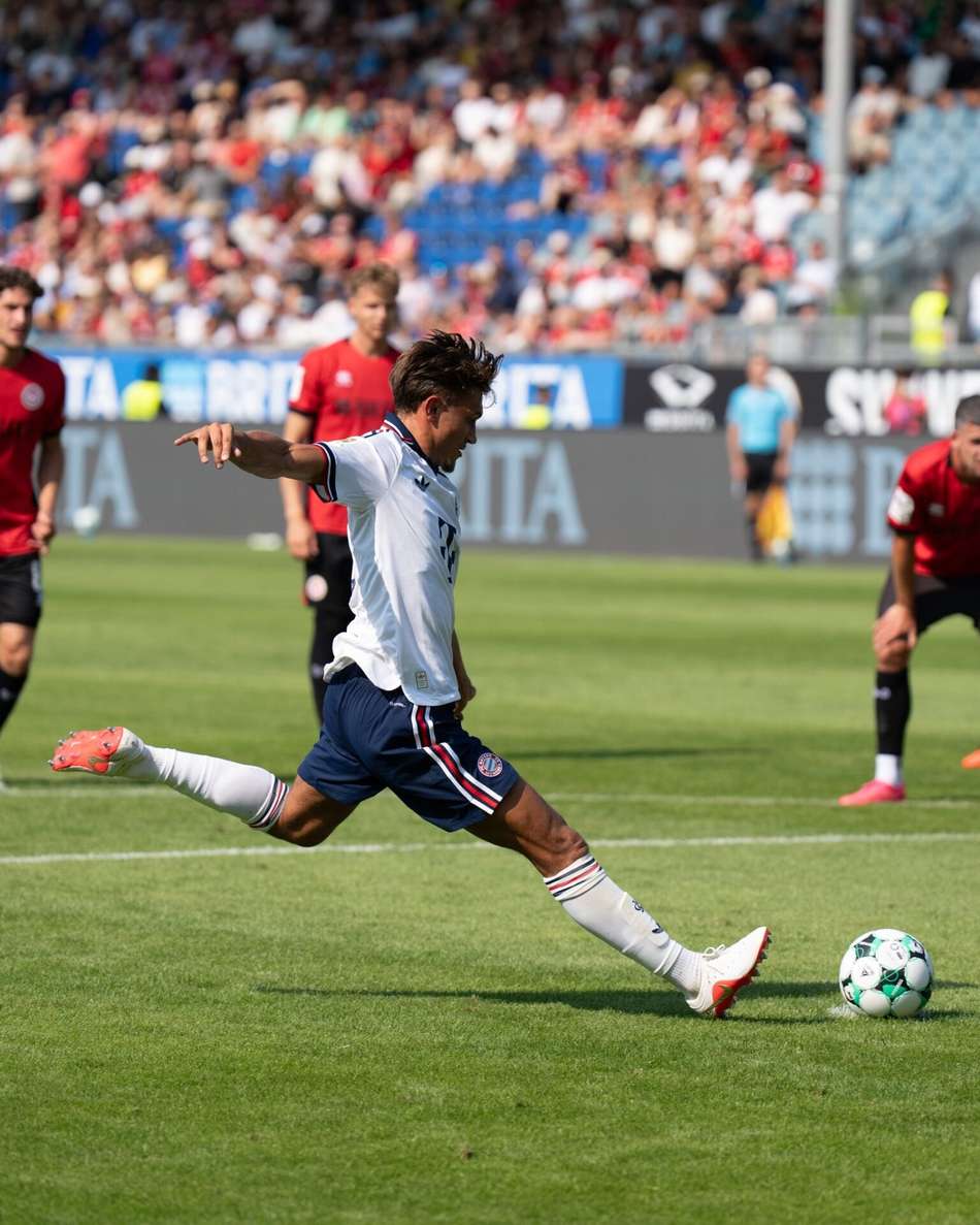 Tom Bischof batendo pênalti pelo Bayern de Munique