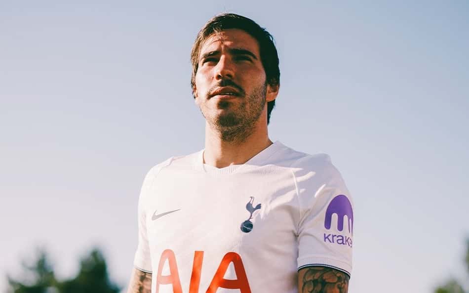 Tottenham anuncia contratação recorde de astro de equipe rival na Premier League