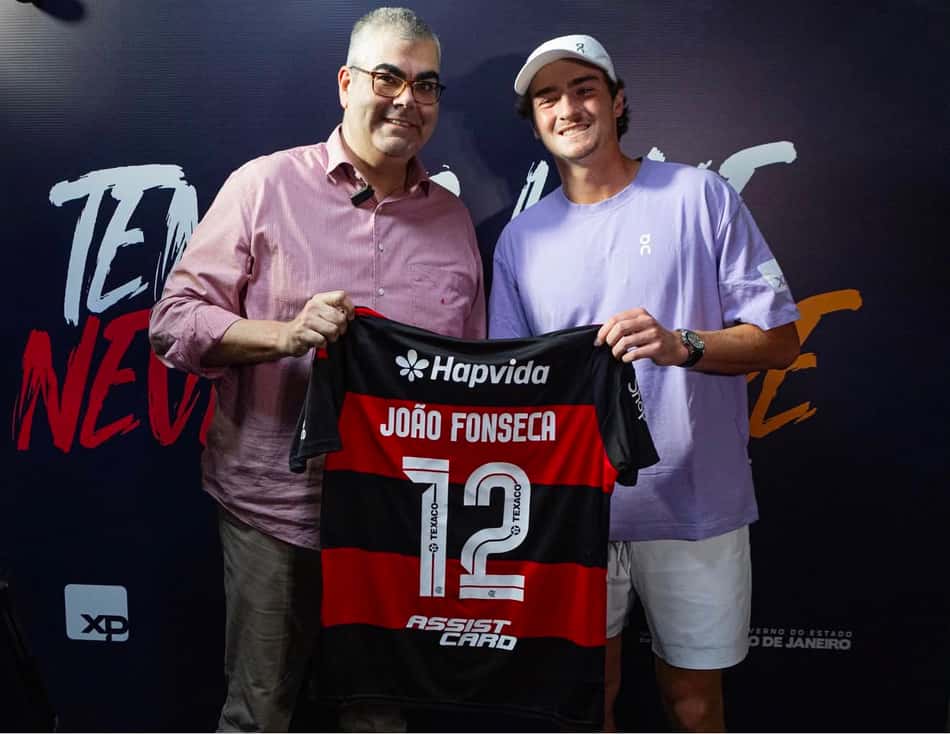 João Fonseca recebe camisa personalizada do Flamengo