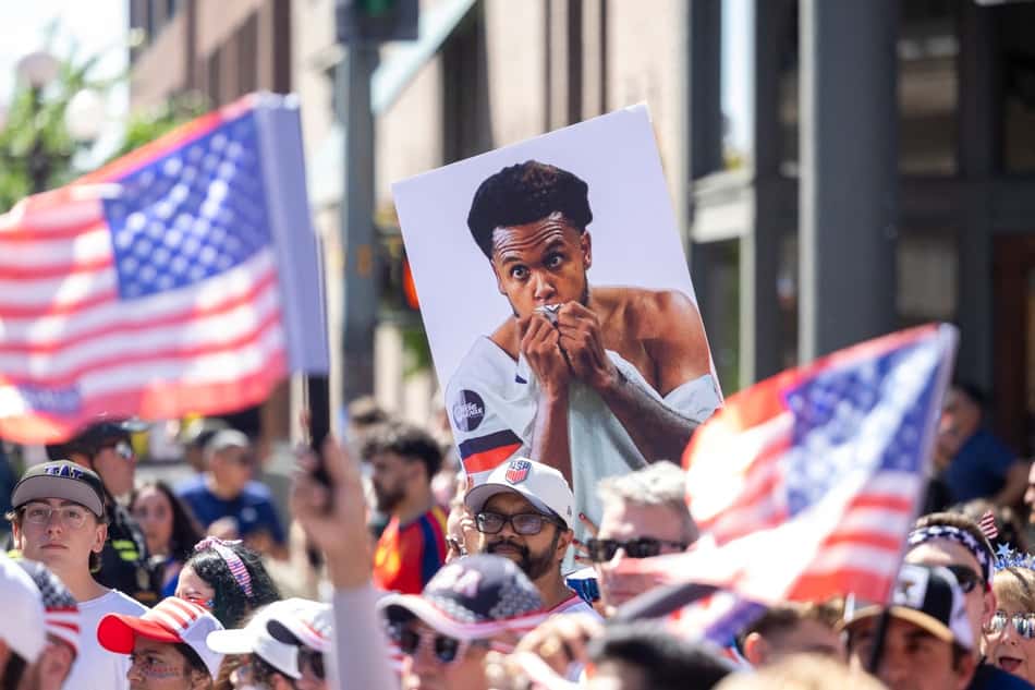 Torcedores americanos exibem foto do atacante Balogun antes de duelo contra a Bélgica