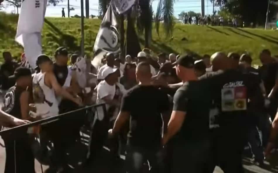 Vídeo: Torcedores tentam agredir jogadores antes de Ponte Preta x Goiás pela Série B