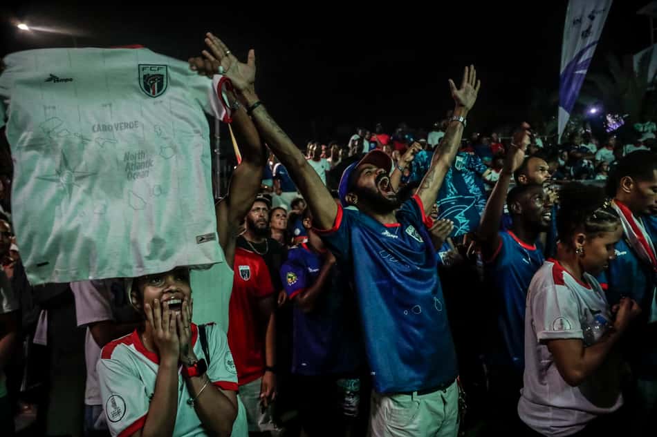 Torcedores de Cabo Verde comemoram gol da seleção de Cabo Verde contra a Argentina em Praia, capital de Cabo Verde