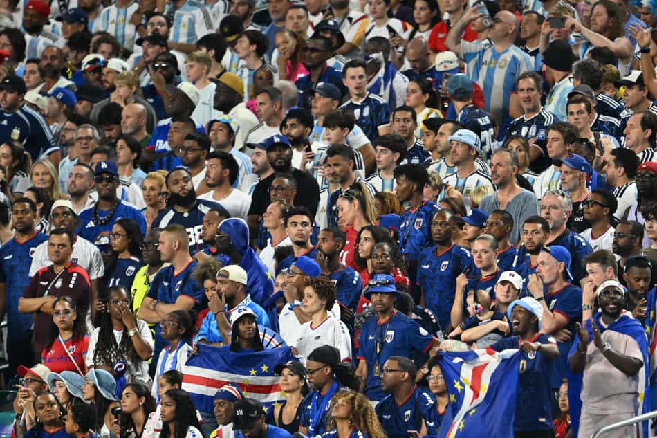 Torcedores de Cabo Verde e da Argentina nas arquibancadas do Hard Rock Stadium, em Miami