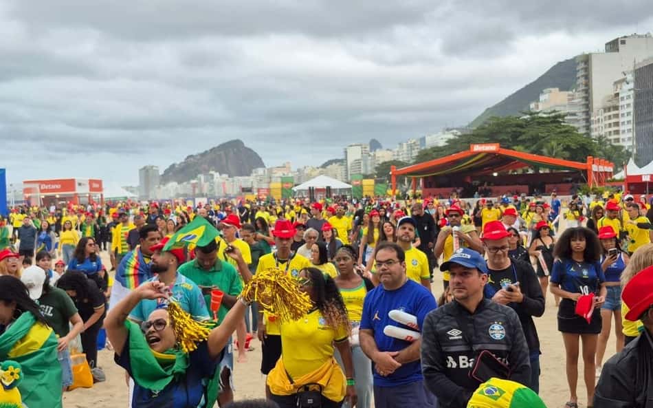 Torcida toma Copacabana e Alzirão antes do duelo entre Brasil x Noruega