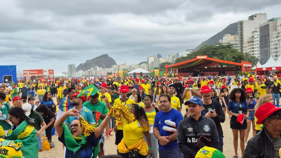Torcedores fazem a festa na Arena Copacabana
