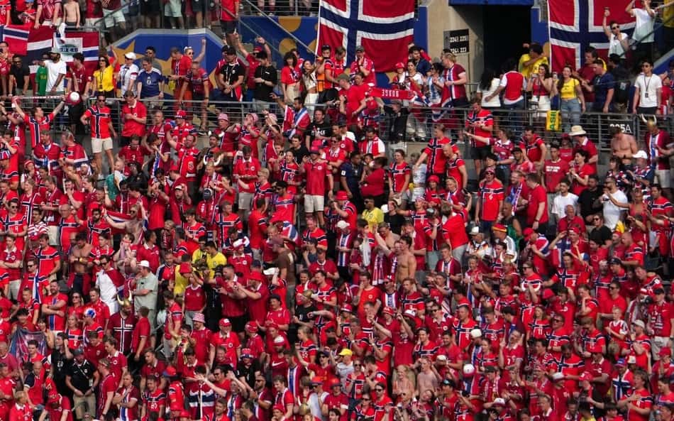 Torcedores noruegueses comemoram classificação diante do Brasil na Copa do Mundo