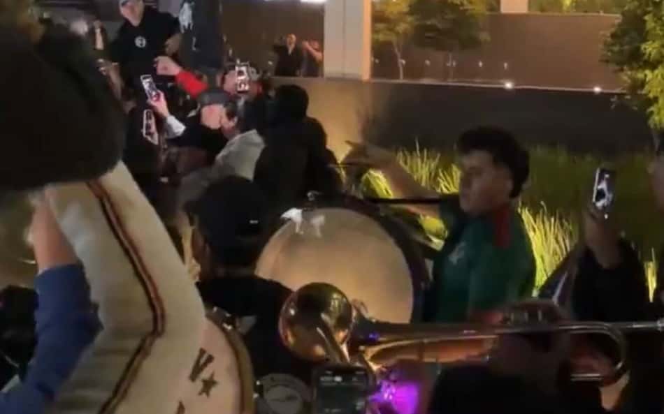 Antes de duelo na Copa, torcida do México tenta tirar o sono da Inglaterra com banda e fogos: veja
