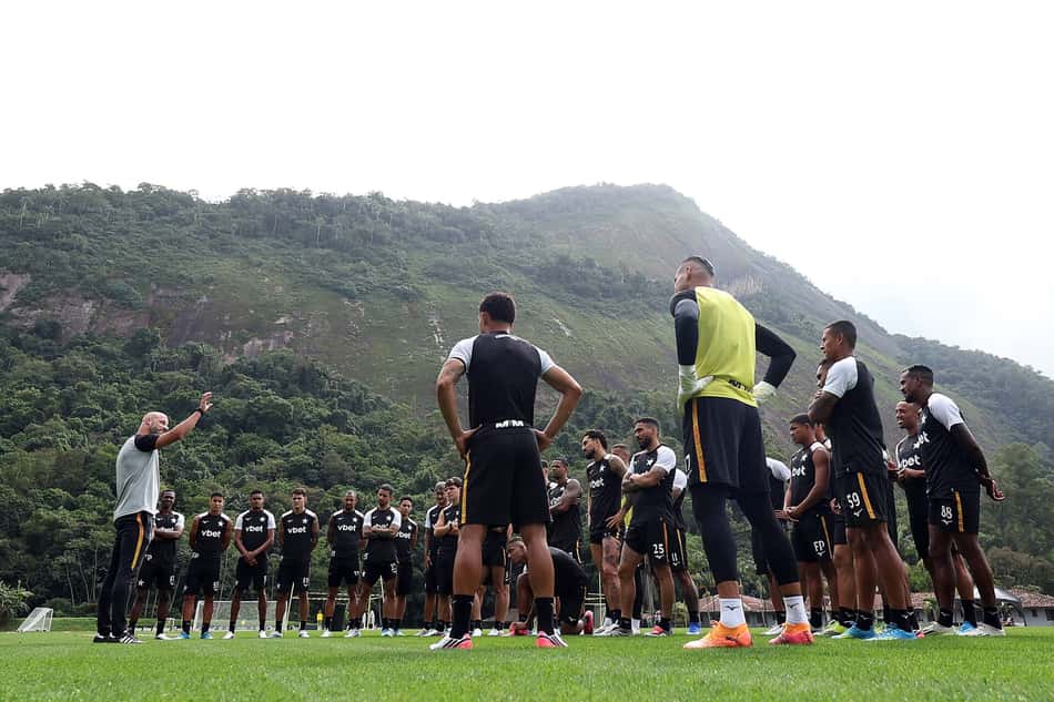Elenco do Botafogo conversa com o técnico Franclim Carvalho