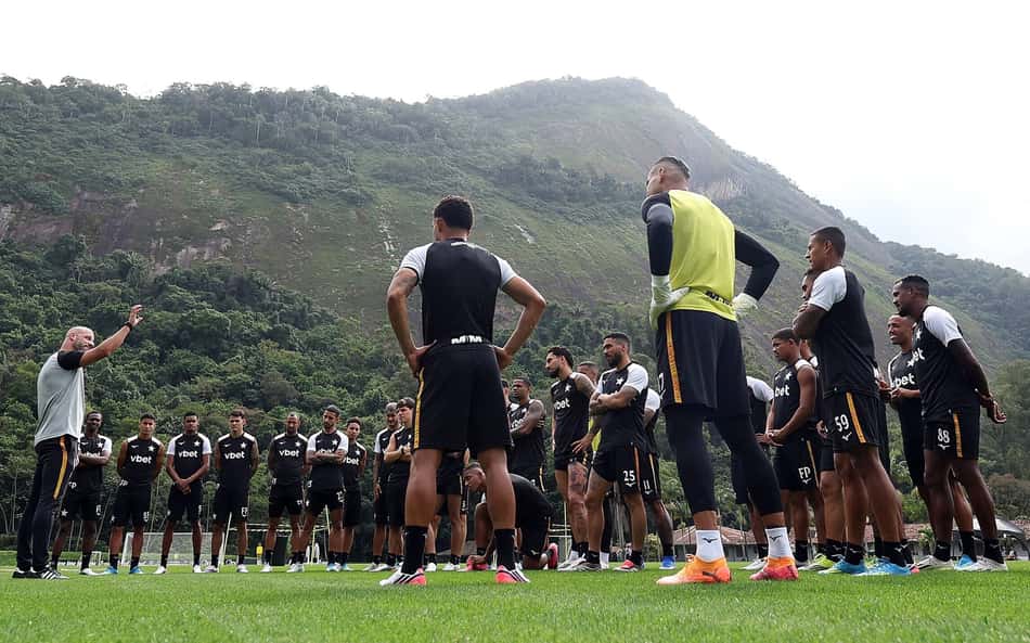 Elenco do Botafogo conversa com o técnico Franclim Carvalho