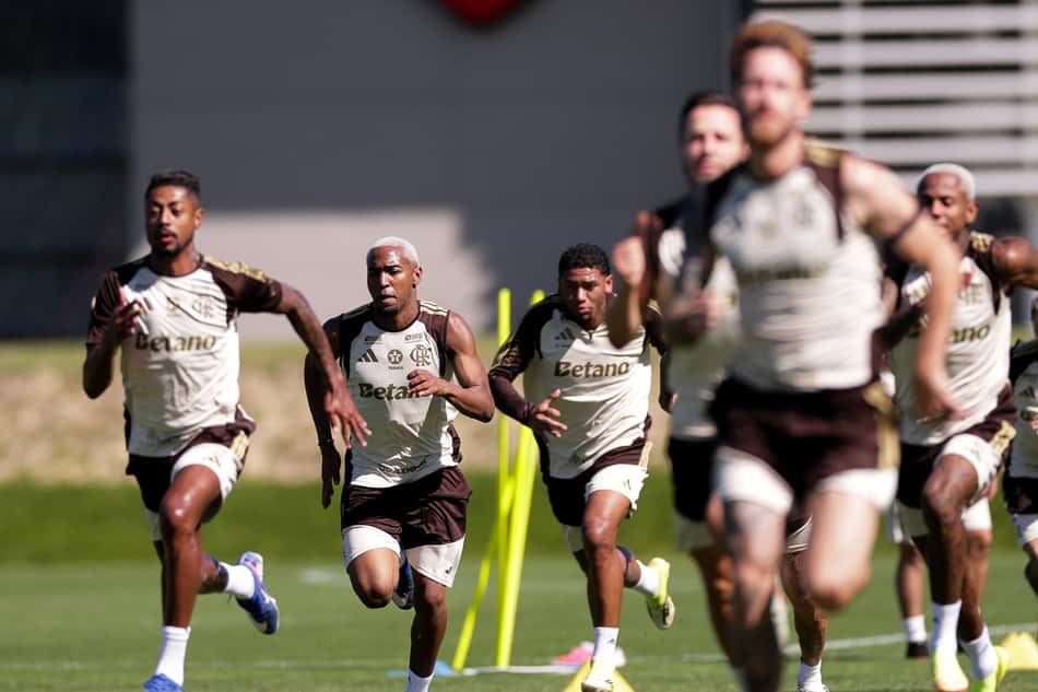 Jogadores do Flamengo correndo durante treino