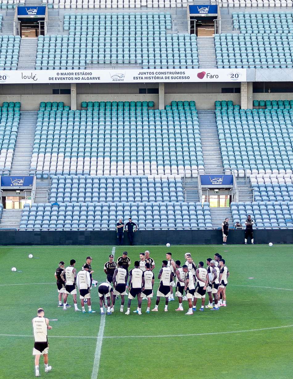 Jogadores do Flamengo reunidos em roda durante treino em Portugal