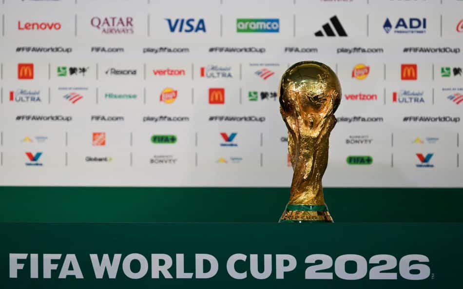 Esta imagem mostra o troféu da Copa do Mundo durante uma coletiva de imprensa do presidente da FIFA, Gianni Infantino (fora do enquadramento), na véspera da partida de abertura da Copa do Mundo de 2026, no Estádio da Cidade do México, na Cidade do México