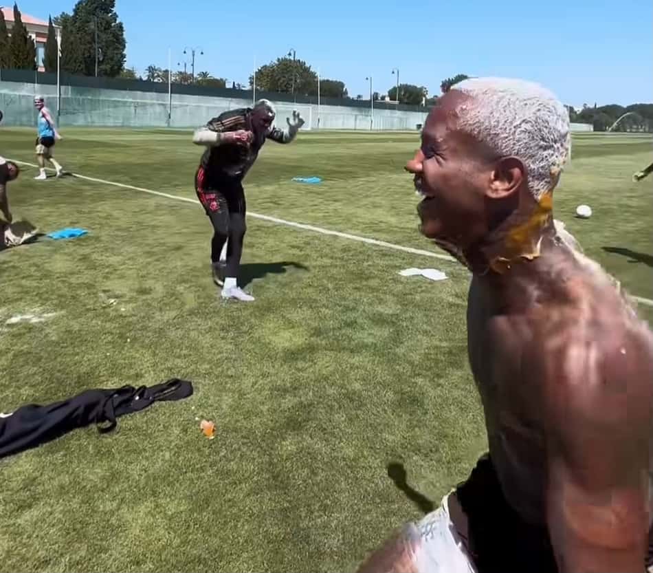 Wallace Yan sujo de ovo e farinha durante treino do Flamengo em Portugal