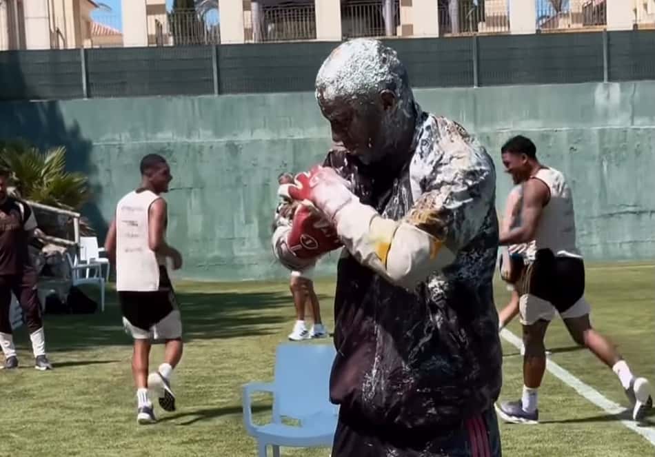 Andrew, aniversariante do dia, recebe trote durante treino do Flamengo em Portugal
