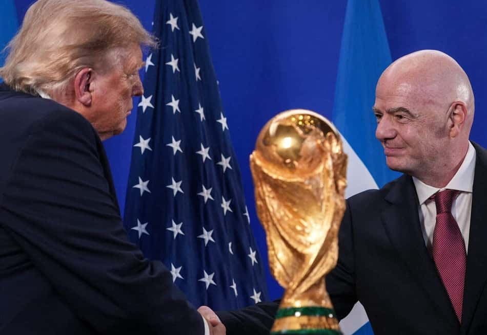 Trump e Infantino se cumprimetam ao lado do troféu da Copa do Mundo, que será erguido por Espanha ou Argentina