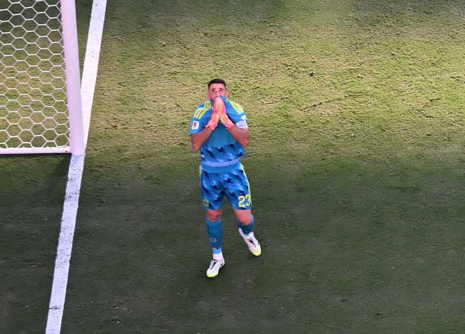 Unai Simón emocionado após o título da Espanha