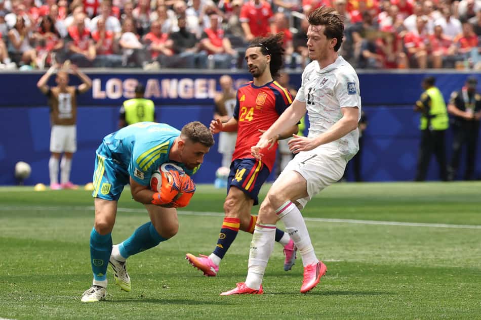 Unai Simón, da Espanha, em ação contra a Áustria