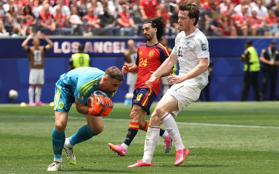 Unai Simón, da Espanha, em ação contra a Áustria