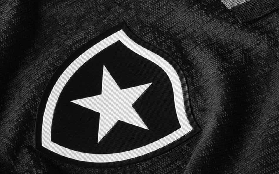 Detalhe da estrela solitária do novo uniforme do Botafogo para a sequência na temporada