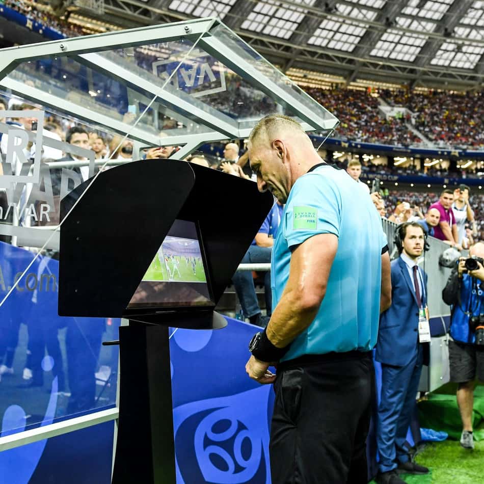 Árbitro conferindo um lance no VAR