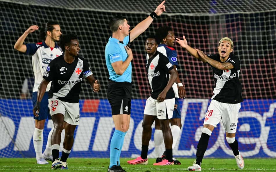 Jogadores do Vacso reclamam de pênalti