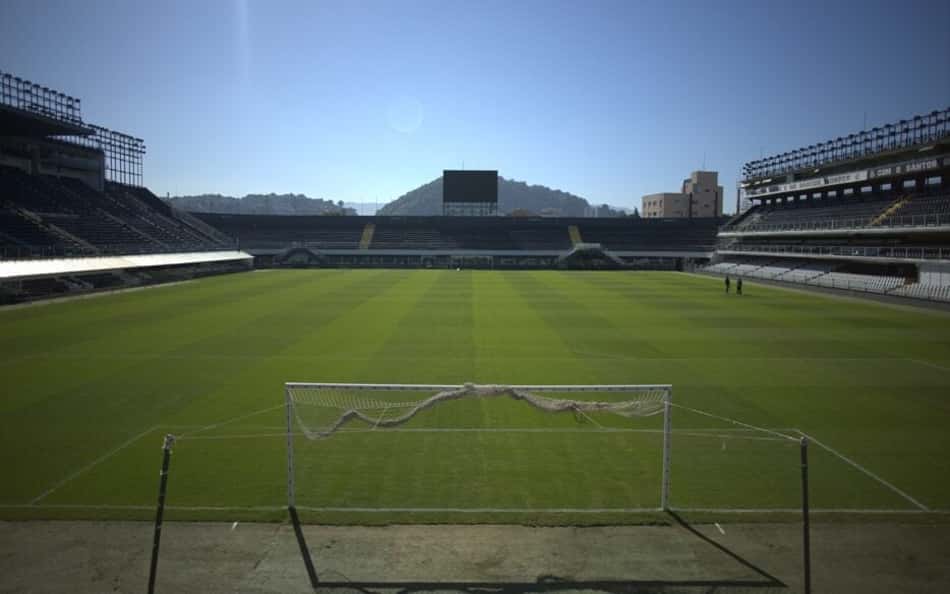 Santos finaliza manutenção do gramado da Vila Belmiro