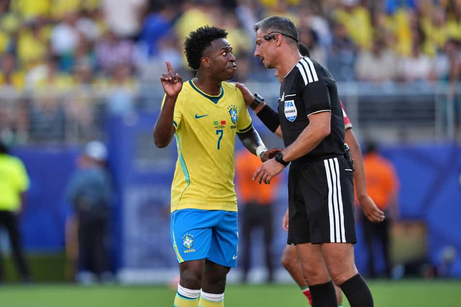 Vini Jr e o árbitro Slavko Vincic discutindo